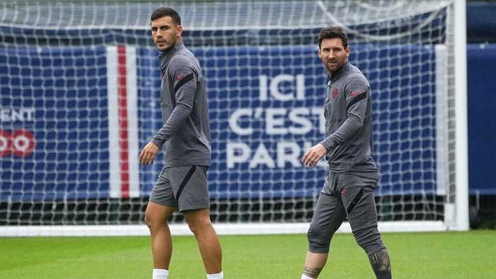 PSGs Lionel Messi, right, walks with Leandro Paredes during a training session at the Paris Saint-Germain training ground in Saint Germain-en-Laye, west of Paris, Monday Sept.27, 2021. PSG will play Manchester City Tuesday in a Champions League Group A soccer match. (AP Photo/Michel Euler)