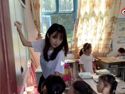 Kisah Wanita yang Disebut Guru Desa Tercantik, Dituduh Menipu Program Amal