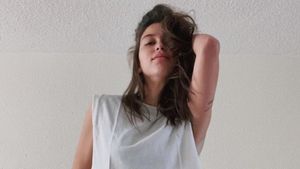 Luisa Rubino, Bintang Narcos: Mexico Season 3 Pamer Perut Langsing
