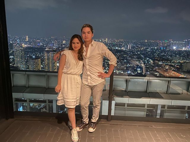 Dul Jaelani dan Tissa Biani baru saja merayakan anniversary hari jadian mereka. Yuk kita intip potret romantis mereka!