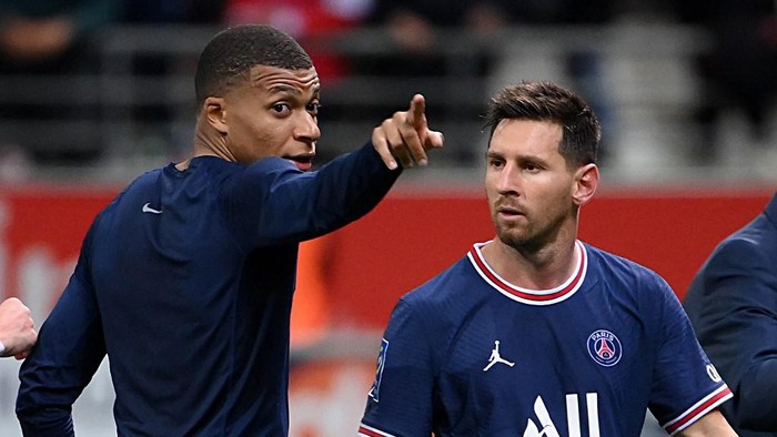 Paris Saint-Germains French forward Kylian Mbappe talks to Paris Saint-Germains Argentinian forward Lionel Messi at the end of the French L1 football match between Stade de Reims and Paris Saint-Germain at Auguste Delaune Stadium in Reims on August 29, 2021. (Photo by FRANCK FIFE / AFP)