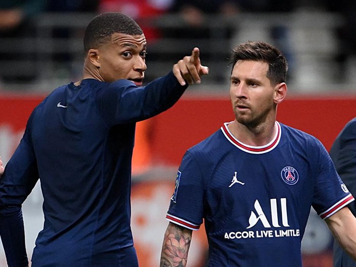 Paris Saint-Germain's French forward Kylian Mbappe talks to Paris Saint-Germain's Argentinian forward Lionel Messi at the end of the French L1 football match between Stade de Reims and Paris Saint-Germain at Auguste Delaune Stadium in Reims on August 29, 2021. (Photo by FRANCK FIFE / AFP)