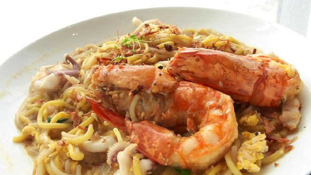 Mi Udang Hokkien Asian cuisine - Seafood noodles Seafood Hokkien Mee, with king prawns, squid, egg, pork, eggs, and Chinese greens.