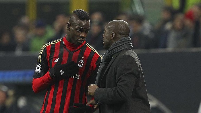 Milan vs Atletico 2014 MILAN, ITALY - FEBRUARY 19: AC Milan coach Clarence Seedorf (R) issues instructions to his player Mario Balotelli (L) during the UEFA Champions League Round of 16 match between AC Milan and Club Atletico de Madrid at Stadio Giuseppe Meazza on February 19, 2014 in Milan, Italy. (Photo by Marco Luzzani/Getty Images)