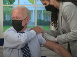 Momen Joe Biden Disuntik Vaksin Booster Pfizer: Ini Aman & Efektif