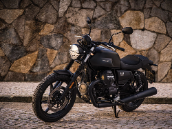 Moto Guzzi New V7 Stone, Tampil Tangguh, Klasik dengan Fitur Modern