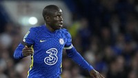 NGolo Kante akhirnya kembali masuk setelah terakhir pada 2018. Kante melengkapi skema tiga pemain lini tengah. (Foto: Frank Augstein/AP)