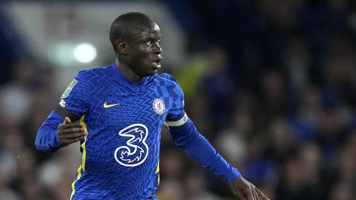 Chelseas NGolo Kante controls the ball during the English League Cup third round soccer match between Chelsea and Aston Villa at Stamford Bridge Stadium in London, Wednesday, Sept. 22, 2021. (AP Photo/Frank Augstein)
