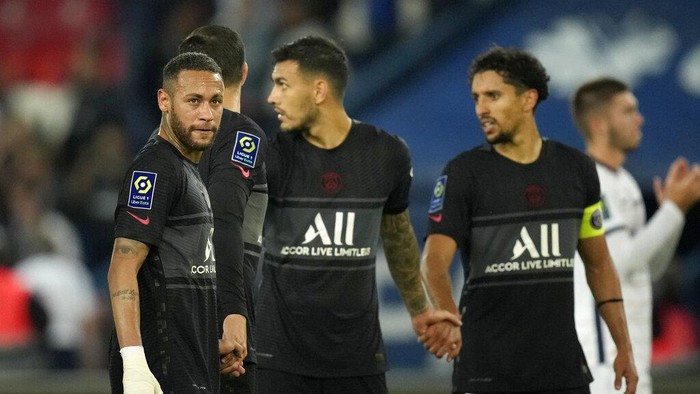 PSGs Neymar, left, holds hands with his teammates at the end of the French League One soccer match between Paris Saint-Germain and Montpellier at the Parc des Princes stadium in Paris, Saturday, Sept. 25, 2021. PSG won 2-0. (AP Photo/Christophe Ena)