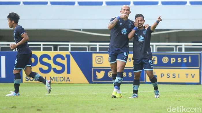 Gian Zola (kanan) dari Persela Lamongan merayakan golnya ke gawang Persiraja Banda Aceh dalam laga pekan kelima Liga 1 2021/22 yang berlangsung di Stadion Pakansari, Cibinong, Selasa (28/9/2021).