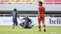 Gian Zola merayakan golnya.