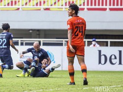 Gian Zola merayakan golnya.