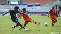 Bermain di Stadion Pakansari, Selasa (28/9), Persela dan Persiraja saling bergantian mengancam pertahanan lawan.