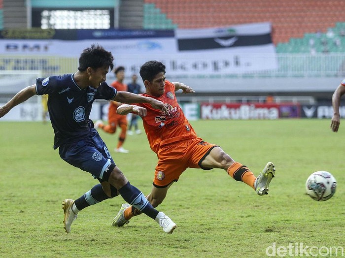 Persela meraih tiga poin usai taklukkan Persiraja di Stadion Pakansari, Bogor, Selasa (28/9/2021). Gol tunggal dari Gian Zola tak mampu dibalas oleh Persiraja.