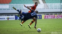 Ivan Carlos berebut bola dengan pemain Persiraja.
