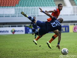 Ivan Carlos berebut bola dengan pemain Persiraja.