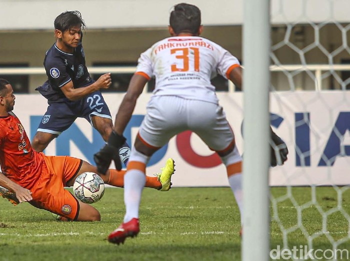 Persela meraih tiga poin usai taklukkan Persiraja di Stadion Pakansari, Bogor, Selasa (28/9/2021). Gol tunggal dari Gian Zola tak mampu dibalas oleh Persiraja.