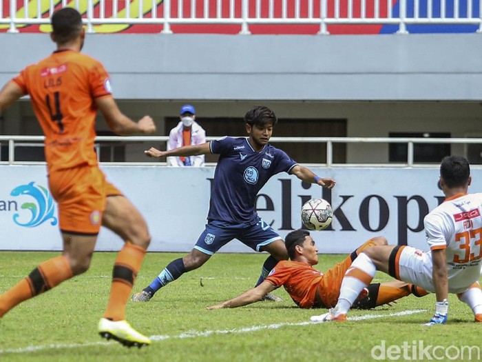 Persela meraih tiga poin usai taklukkan Persiraja di Stadion Pakansari, Bogor, Selasa (28/9/2021). Gol tunggal dari Gian Zola tak mampu dibalas oleh Persiraja.