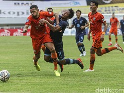 Persiraja terus berusaha mencari gol. Di menit ke-66, Eeng Supriyadi dengan cerdik mengecoh Birrul Walidain di kotak penalti kemudian melepaskan tembakan keras, namun masih melenceng jauh dari gawang Persela.