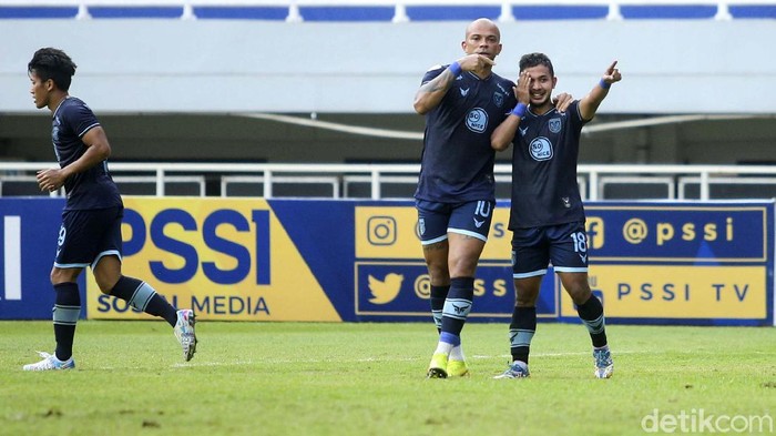Persela Taklukkan Persiraja 1-0 Persela meraih tiga poin usai taklukkan Persiraja di Stadion Pakansari, Bogor, Selasa (28/9/2021). Gol tunggal dari Gian Zola tak mampu dibalas oleh Persiraja.