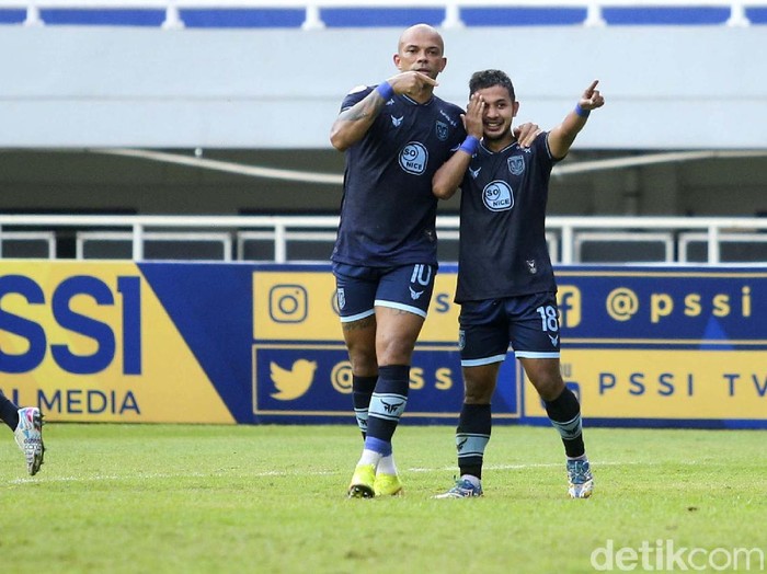 Persela meraih tiga poin usai taklukkan Persiraja di Stadion Pakansari, Bogor, Selasa (28/9/2021). Gol tunggal dari Gian Zola tak mampu dibalas oleh Persiraja.