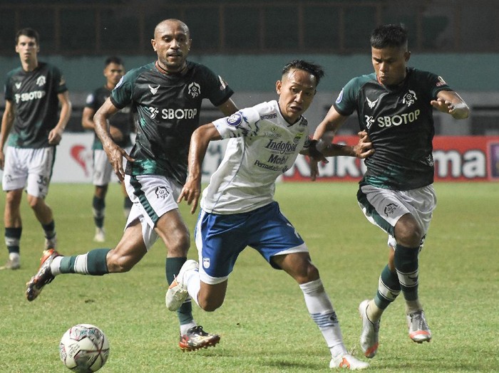 Pesepak bola Persib Bandung Beckham Putra (tengah) berebut bola dengan dua pesepak bola Persikabo 1973 pada lanjutan Liga 1 di Stadion Wibawa Mukti, Kabupaten Bekasi, Jawa Barat, Senin (27/9/2021). Pertandingan berakhir imbang 0-0. ANTARA FOTO/ Fakhri Hermansyah/aww.