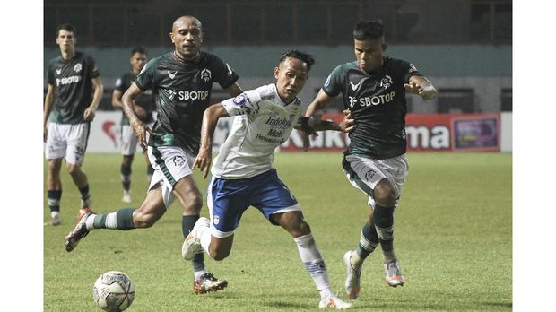 Pesepak bola Persib Bandung Beckham Putra (tengah) berebut bola dengan dua pesepak bola Persikabo 1973 pada lanjutan Liga 1 di Stadion Wibawa Mukti, Kabupaten Bekasi, Jawa Barat, Senin (27/9/2021). Pertandingan berakhir imbang 0-0. ANTARA FOTO/ Fakhri Hermansyah/aww.