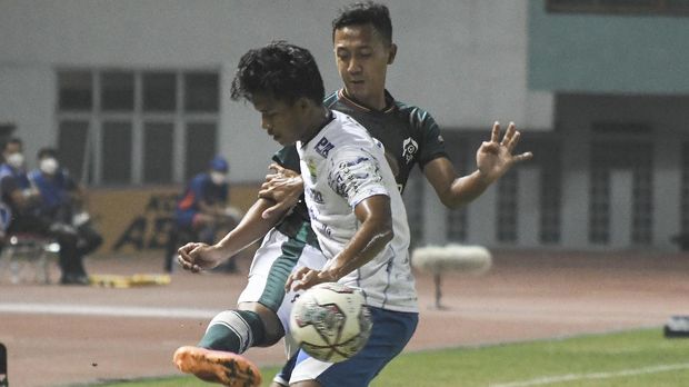 Pesepak bola Persikabo 1973 Roni (kiri) berebut bola dengan pesepak bola dengan Persib Bandung Bayu Fiqri (kanan) pada lanjutan Liga 1 di Stadion Wibawa Mukti, Kabupaten Bekasi, Jawa Barat, Senin (27/9/2021). Pertandingan babak pertama berakhir imbang 0-0. ANTARA FOTO/ Fakhri Hermansyah/aww.
