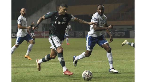 PERSIKABO 1973 IMBANG LAWAN PERSIB BANDUNG Pesepak Bola Persikabo 1973 Ciro (tengah) berebut bola dengan pesepak bola Persib Bandung Igbonefo (kanan) pada lanjutan Liga 1 di Stadion Wibawa Mukti, Kabupaten Bekasi, Jawa Barat, Senin (27/9/2021). Pertandingan berakhir imbang 0-0. ANTARA FOTO/ Fakhri Hermansyah/aww.