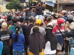 Saat Demo Peternak di Blitar Berujung Rebutan Telur Gratis