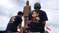 Peternak di Blitar Demo Bagi-bagi Telur dan Ayam Gratis