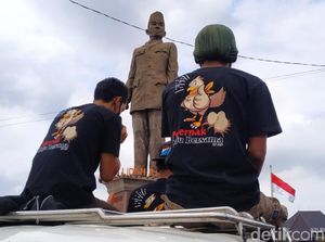 Peternak di Blitar Demo Bagi-bagi Telur dan Ayam Gratis