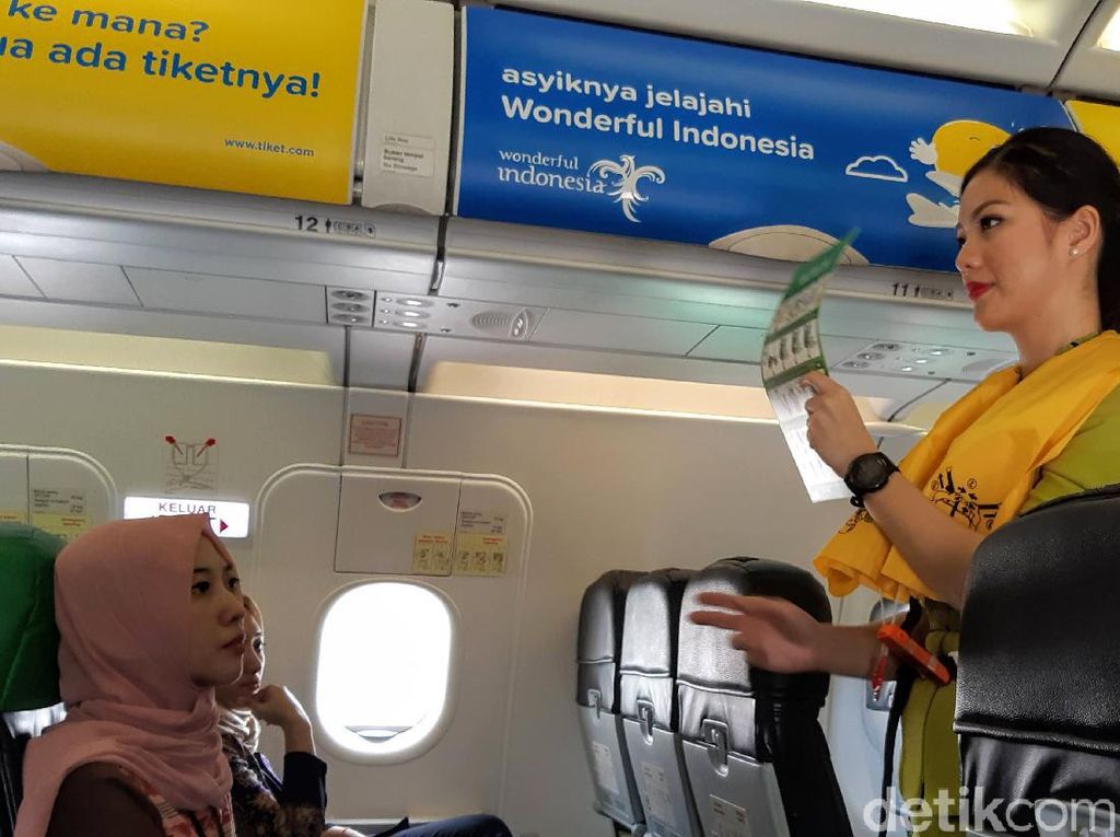Siapa Sih yang Bisa Duduk di Dekat Pintu Darurat Pesawat? Siapa Sih yang Bisa Duduk di Dekat Pintu Darurat Pesawat?