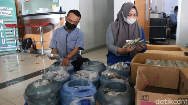 Potret 9 Galon Uang Koin Dipakai Pria Makassar Beli Mobil Rp 271 Juta