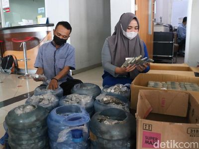 Potret 9 Galon Uang Koin Dipakai Pria Makassar Beli Mobil Rp 271 Juta