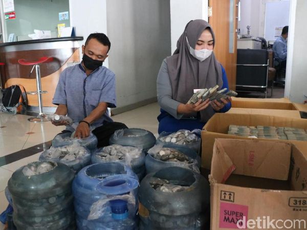 Potret 9 Galon Uang Koin Dipakai Pria Makassar Beli Mobil Rp 271 Juta