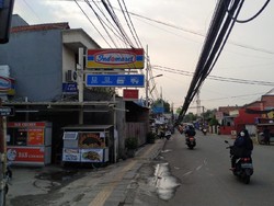 Ada Proses Pencabutan Tiang di Ciputat Timur, Hati-hati Kabel Menjuntai