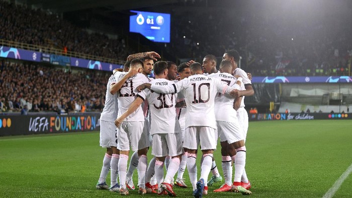 BRUGGE, BELGIUM - SEPTEMBER 15: Ander Herrera of Paris Saint-Germain celebrates with teammates after scoring their sides first goal during the UEFA Champions League group A match between Club Brugge KV and Paris Saint-Germain at Jan Breydel Stadium on September 15, 2021 in Brugge, Belgium. (Photo by Lars Baron/Getty Images)