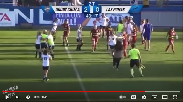Keributan antarpemain di laga sepakbola putri Argentina antara Godoy Cruz melawan Las Pumas di Mendoza, Minggu 26 September 2021.