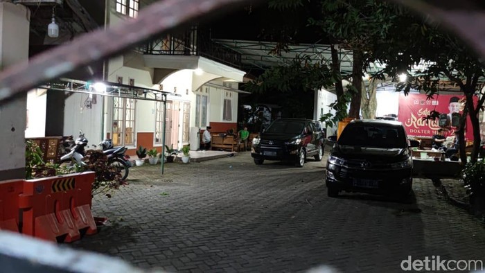 Rumah Pj Bupati Probolinggo Timbul Prihanjoko tengah digeledah KPK. Sebelumnya, KPK menggeledah tiga kantor dinas di Pemkab Probolinggo.