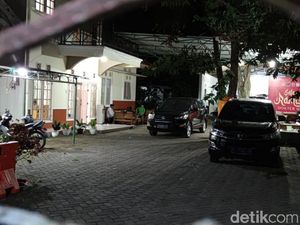 Usai 3 Jam Geledah Rumah Plt Bupati Probolinggo, KPK Keluar Bawa Satu Koper Usai 3 Jam Geledah Rumah Plt Bupati Probolinggo, KPK Keluar Bawa Satu Koper
