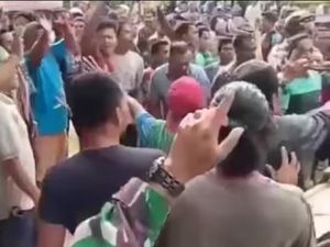 Momen Warga Aceh Ngamuk di Lokasi Vaksin-Pukul Dokter Wanita Momen Warga Aceh Ngamuk di Lokasi Vaksin-Pukul Dokter Wanita