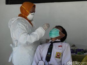 Siswa SMP di Surabaya Dites PCR Demi Cegah Klaster Sekolah Selama PTM Siswa SMP di Surabaya Dites PCR Demi Cegah Klaster Sekolah Selama PTM