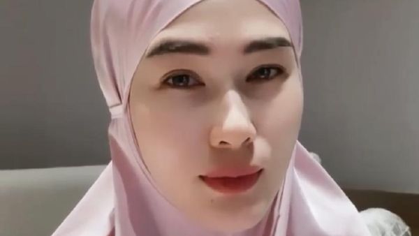 Gaya Berhijab Stevie Agnecya, Dipuji Cantik Banget