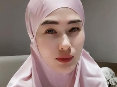 Gaya Berhijab Stevie Agnecya, Dipuji Cantik Banget