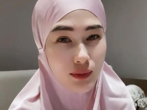 Gaya Berhijab Stevie Agnecya, Dipuji Cantik Banget