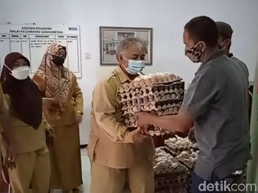 Suroto Tak Ikut Demo, Namun Telur Ayamnya Diborong Rp 19 Ribu/Kg Suroto Tak Ikut Demo, Namun Telur Ayamnya Diborong Rp 19 Ribu/Kg