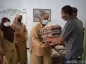 Suroto Tak Ikut Demo, Namun Telur Ayamnya Diborong Rp 19 Ribu/Kg Suroto Tak Ikut Demo, Namun Telur Ayamnya Diborong Rp 19 Ribu/Kg