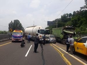 5 Kendaraan Tabrakan Beruntun di Tol Cipularang, 2 Orang Terluka