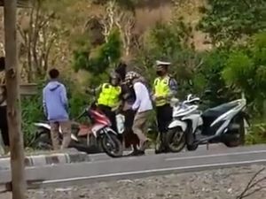 Viral Video Anggota Polantas Bima Pukul-Tendang Pemotor, Kapolres Minta Maaf Viral Video Anggota Polantas Bima Pukul-Tendang Pemotor, Kapolres Minta Maaf